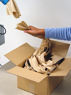 Caja de cartón vacía con relleno de espuma de poliestireno para un embalaje  seguro