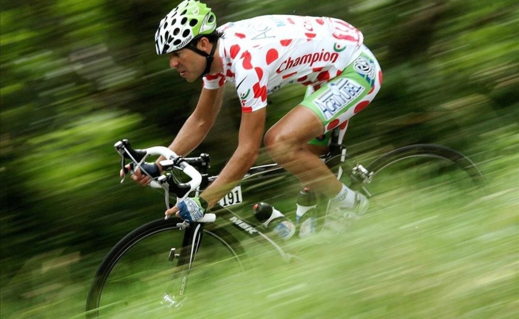 Juanmi Mercado, con el maillot de la montaña del Tour de Francia. REUTERS