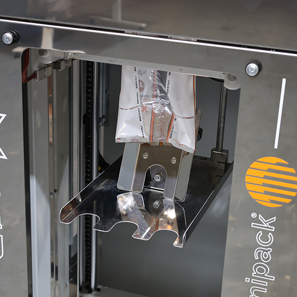 Embolsadora vertical SPK X-BAG detalle salida producto